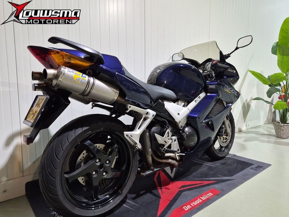Honda VFR 800 FI VTEC V4 Koffers |Leovince| Garantie vfr800, Motoren, Motoren | Honda, 782 cc, HONDA, 4 cilinders, Motorrijbewijs A