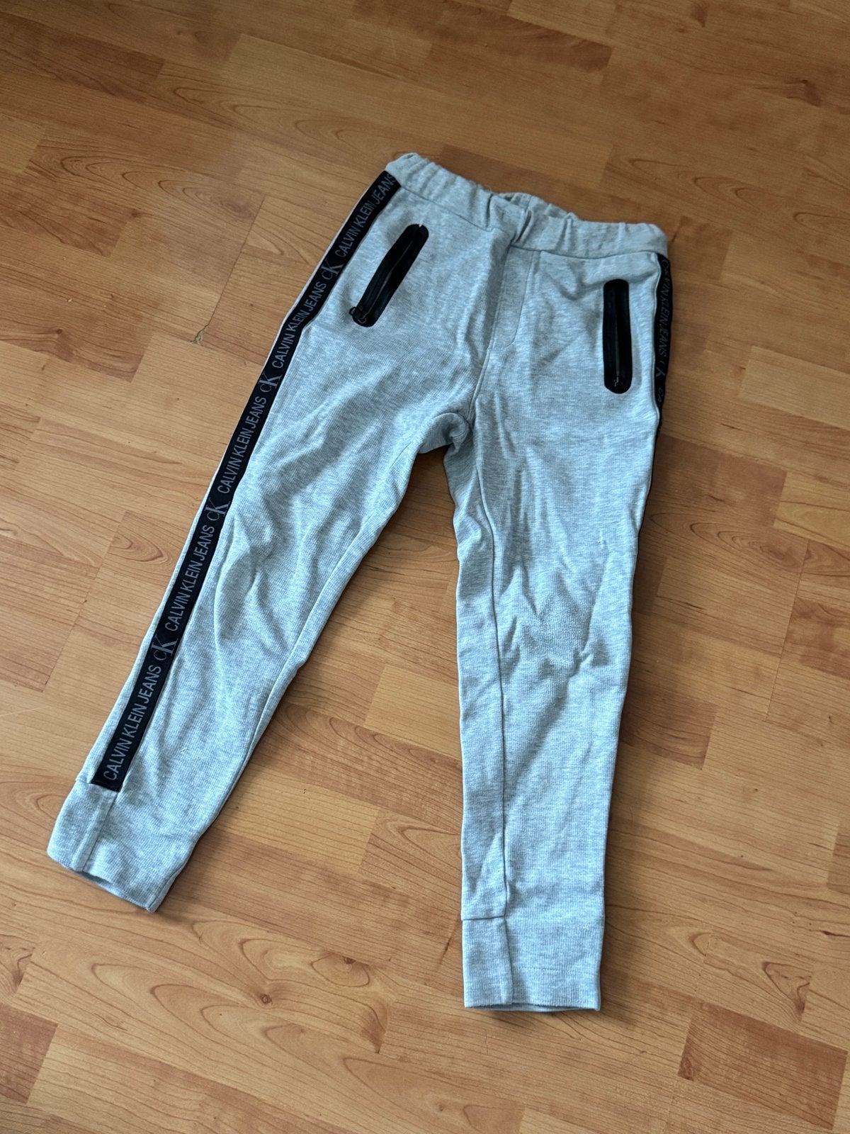 Calvin Klein Jeans Joggingbroek Grijs Maat 10, Ophalen of Verzenden, Gebruikt, Jongen of Meisje