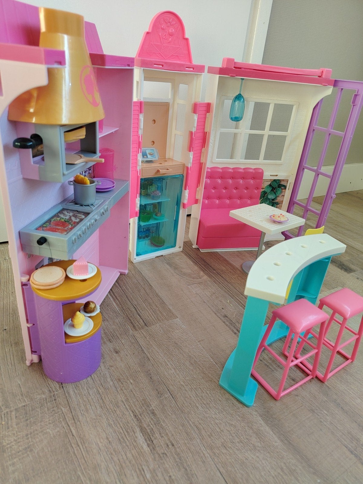 Barbie restaurant met accessoires - Zo goed als nieuw, Kinderen en Baby's, Speelgoed | Poppenhuizen, Ophalen of Verzenden, Zo goed als nieuw