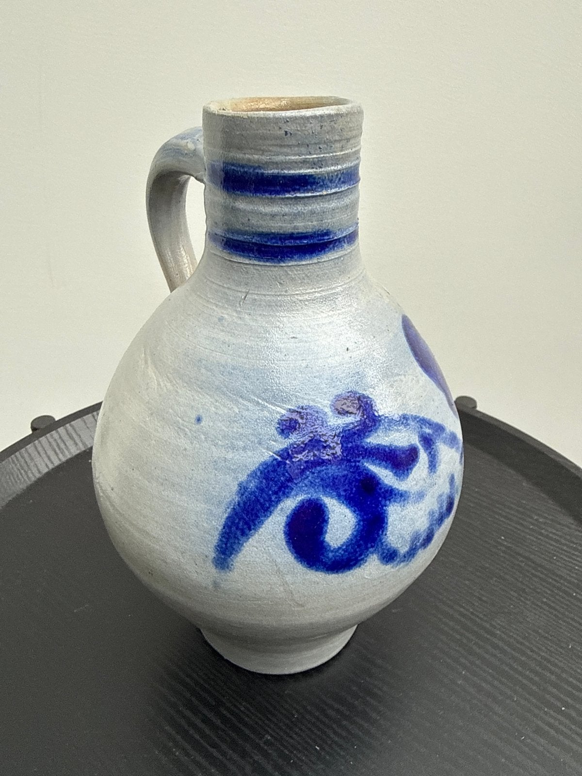 Antieke zoutglazuur kruik met blauwe decoratie - 23 cm, Ophalen