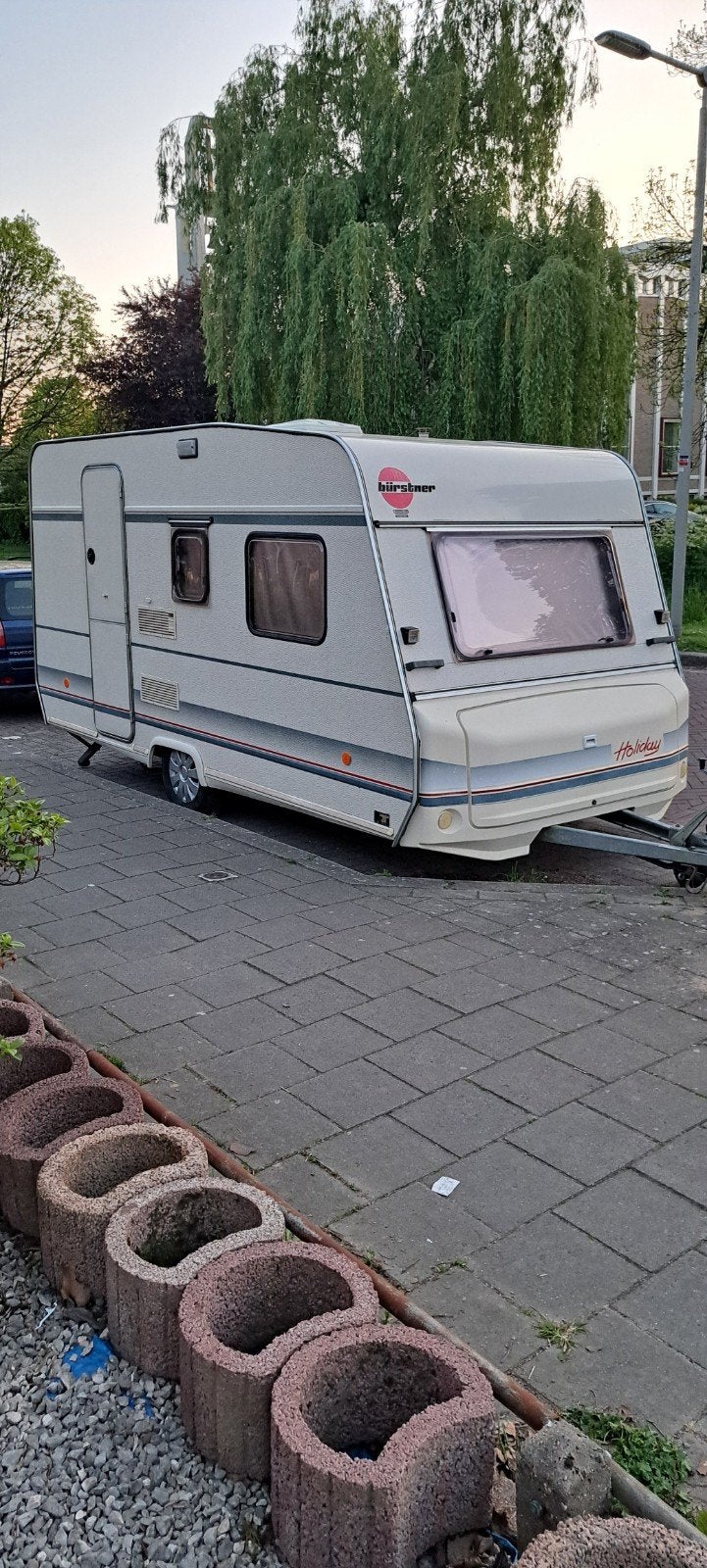 Bürstner Holiday Caravan - Compact en Compleet, Caravans en Kamperen, Caravans, Treinzit, Particulier, Koelkast, 500 - 750 kg
