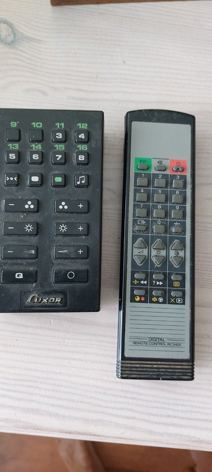 2 oude afstand bedieningen, Ophalen of Verzenden, Gebruikt, Origineel, Tv