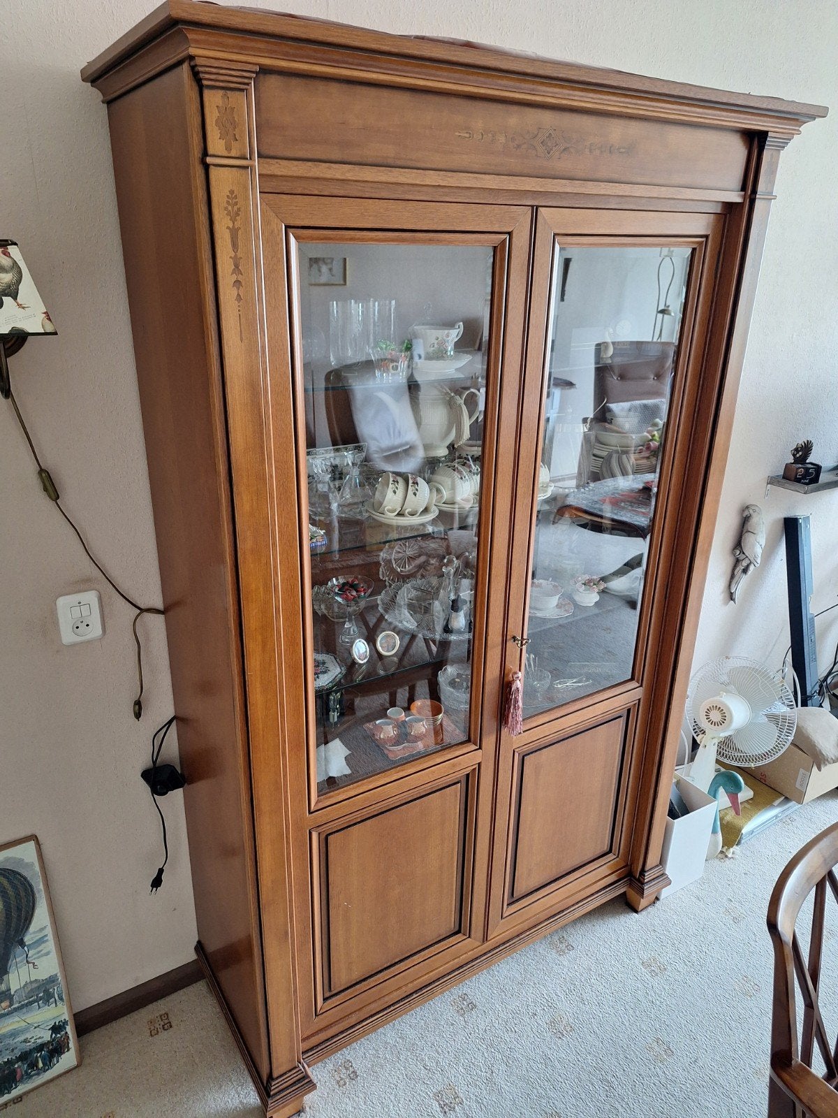 Prachtige houten vitrinekast met geslepen glazen deuren, Huis en Inrichting, Kasten | Vitrinekasten, Ophalen, 100 tot 150 cm, Klassiek