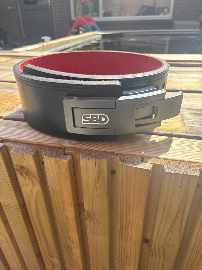 SBD Halterriem / Gewichthefriem - Zwart/Rood Maat L, Sport en Fitness, Fitnessmaterialen, Ophalen, Zo goed als nieuw, Rug, Halterriem