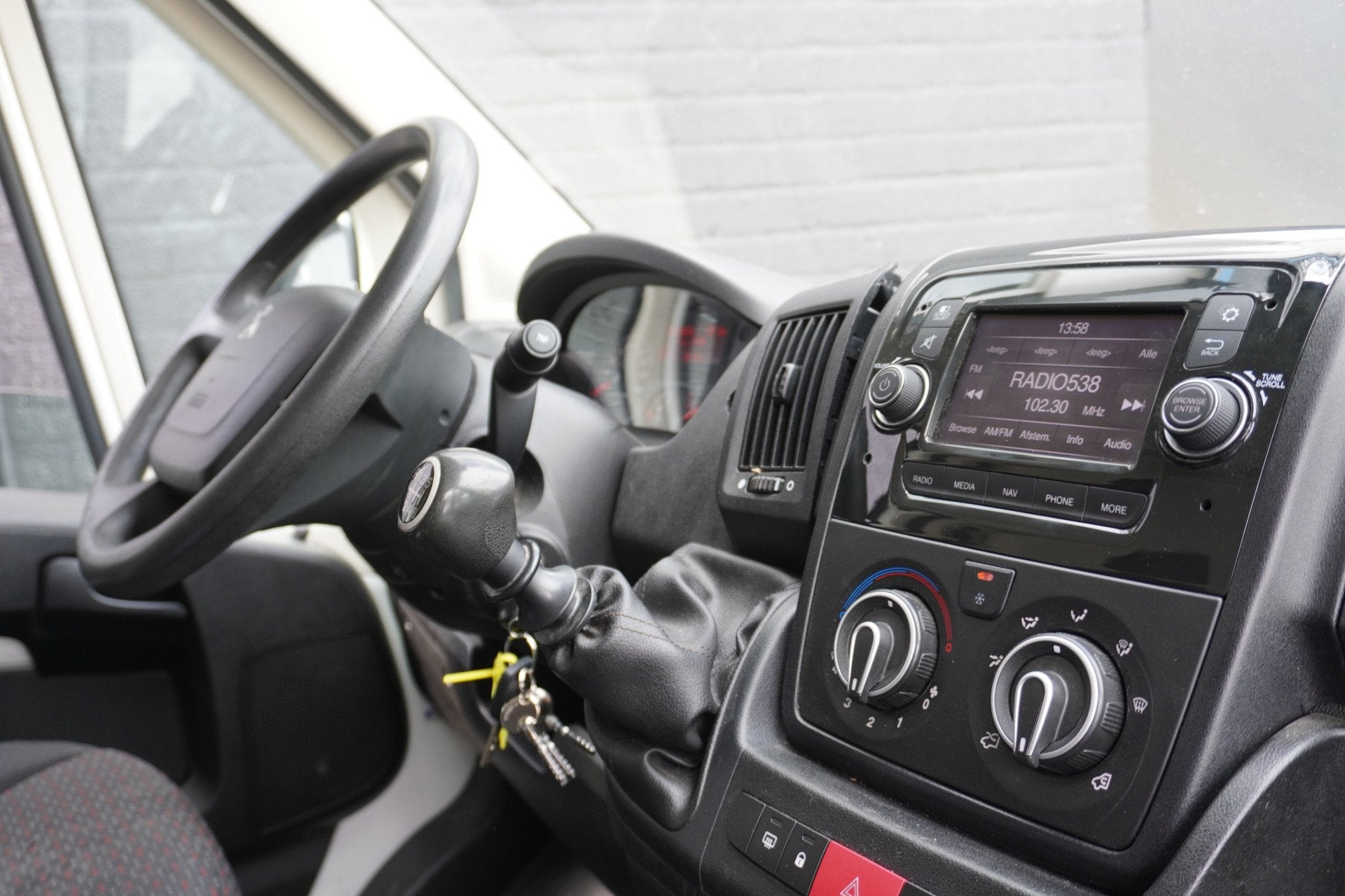 Peugeot Boxer 2.2 BlueHDi 120PK L2H2 EURO 6 - Airco - Navi -, Auto's, Bestelauto's, Voorwielaandrijving, Stof, Gebruikt, 4 cilinders