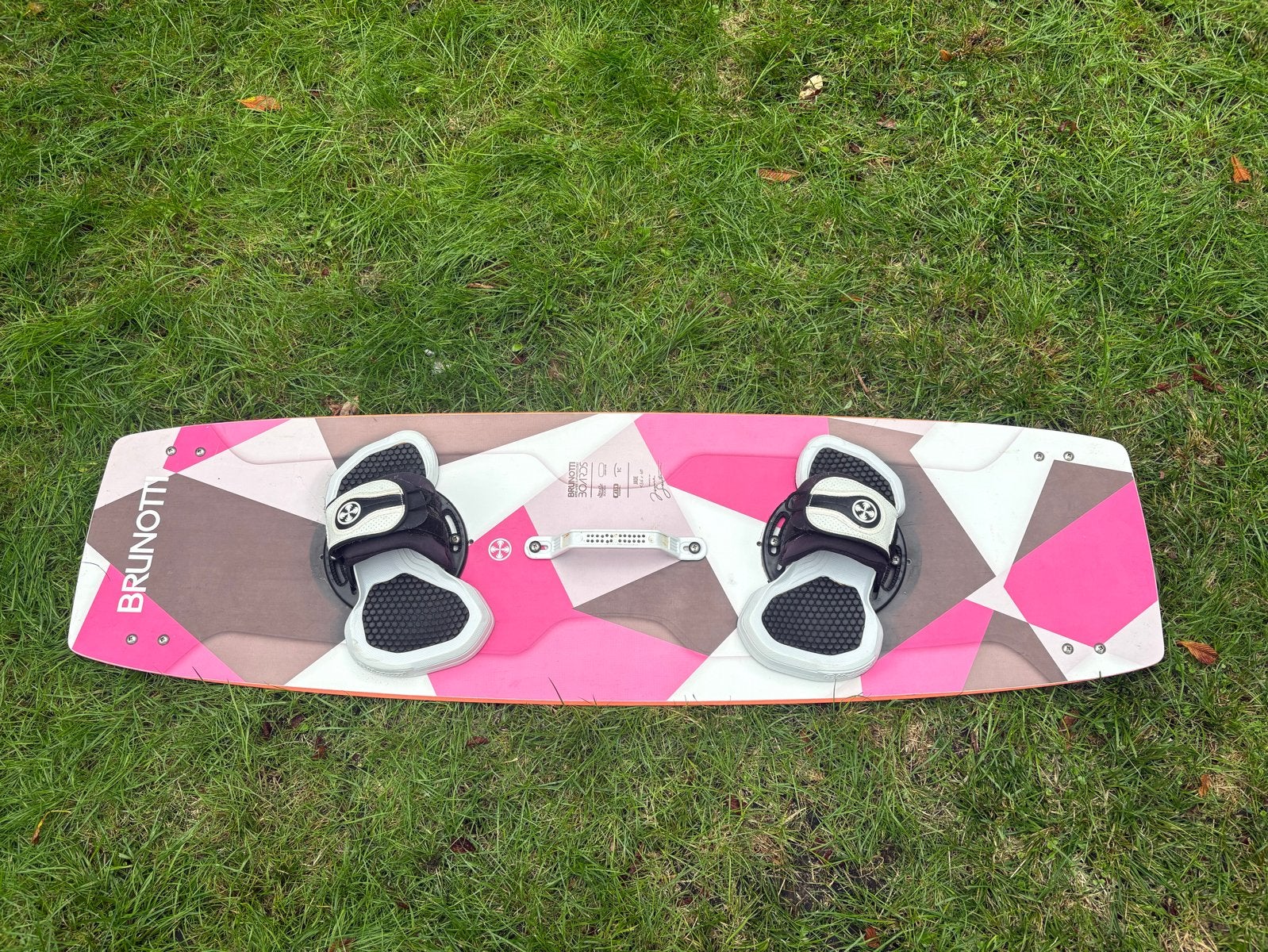 Brunotti Jade Kitesurfboard 136x40, Ophalen, Gebruikt, Twintip, Kiteboard