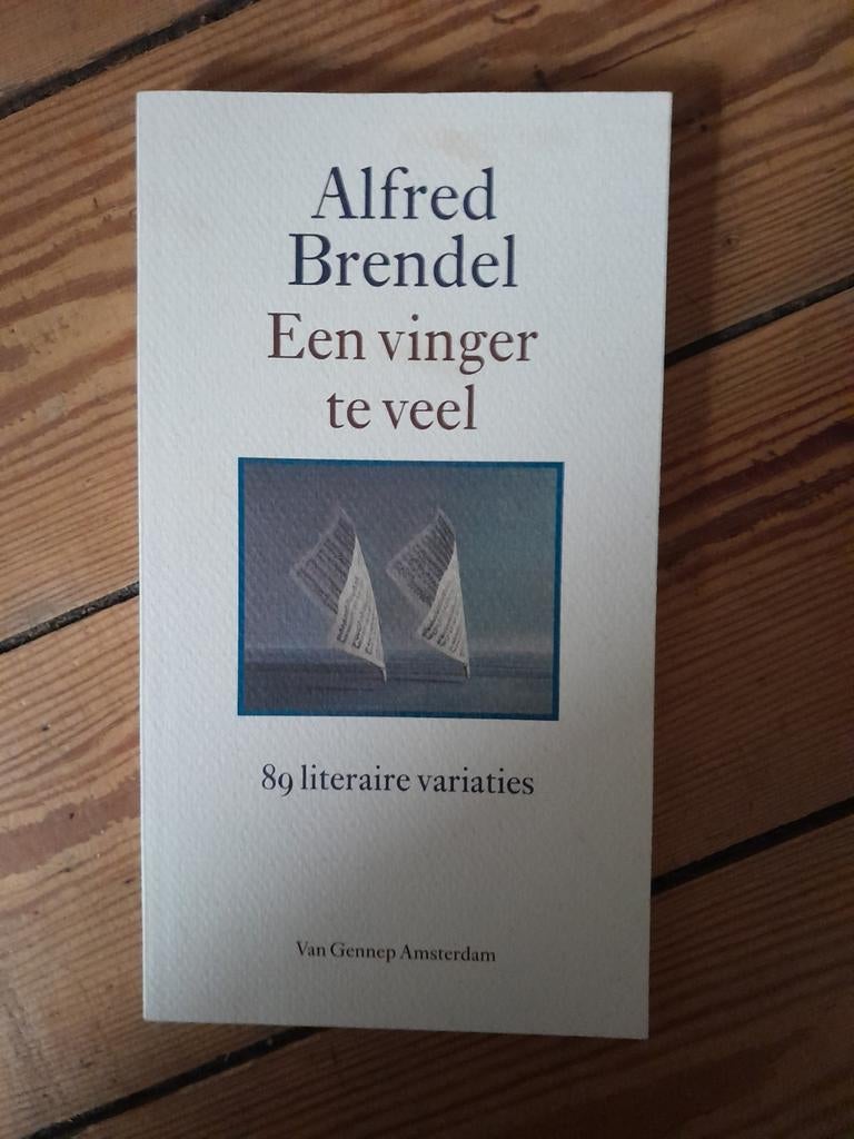 Alfred Brendel - Een vinger te veel (Gesigneerd), Ophalen of Verzenden, Gelezen, Alfred Brendel, Nederland