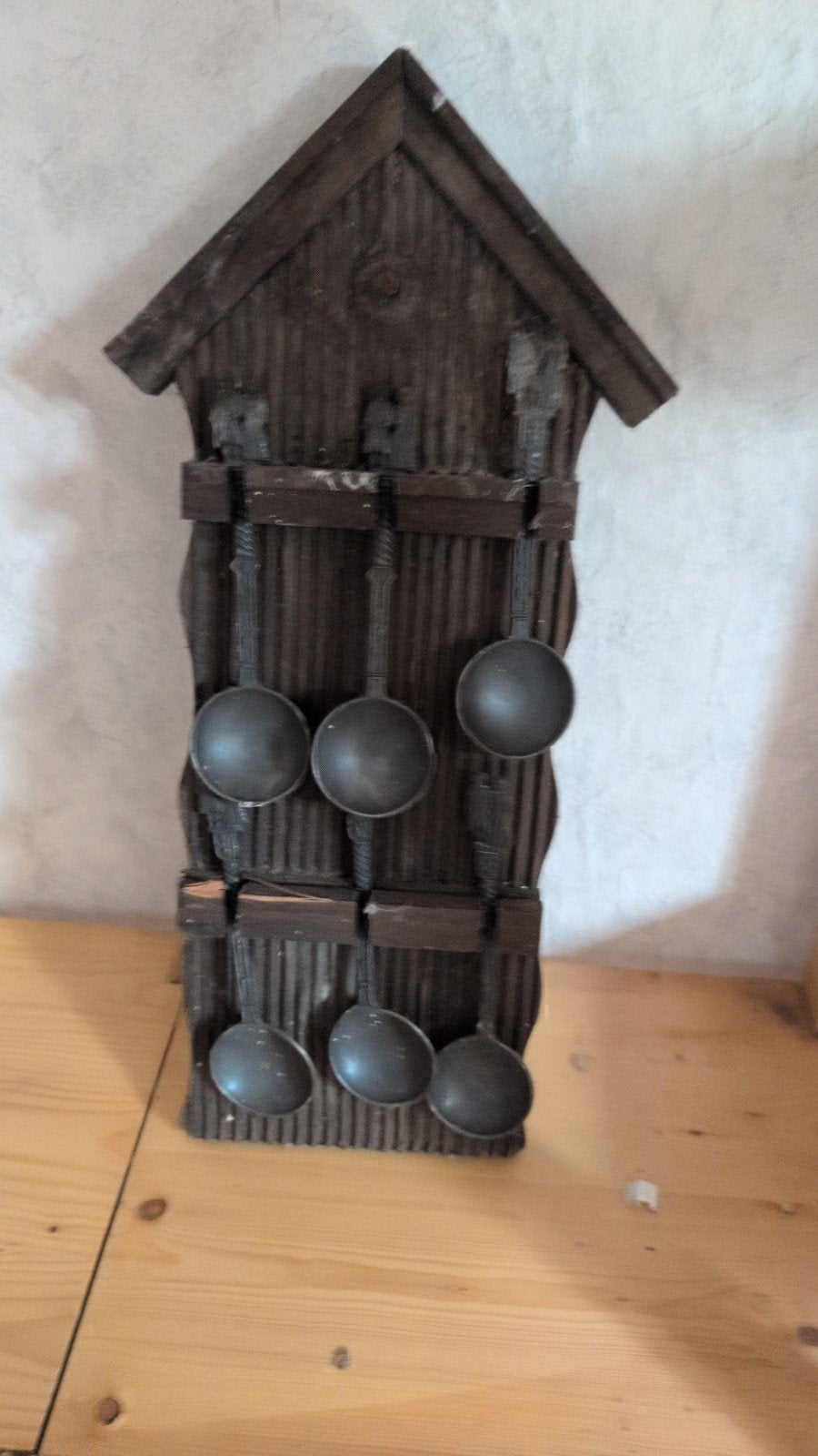 Decoratieve houten lepelrek met tinnen lepels, Ophalen
