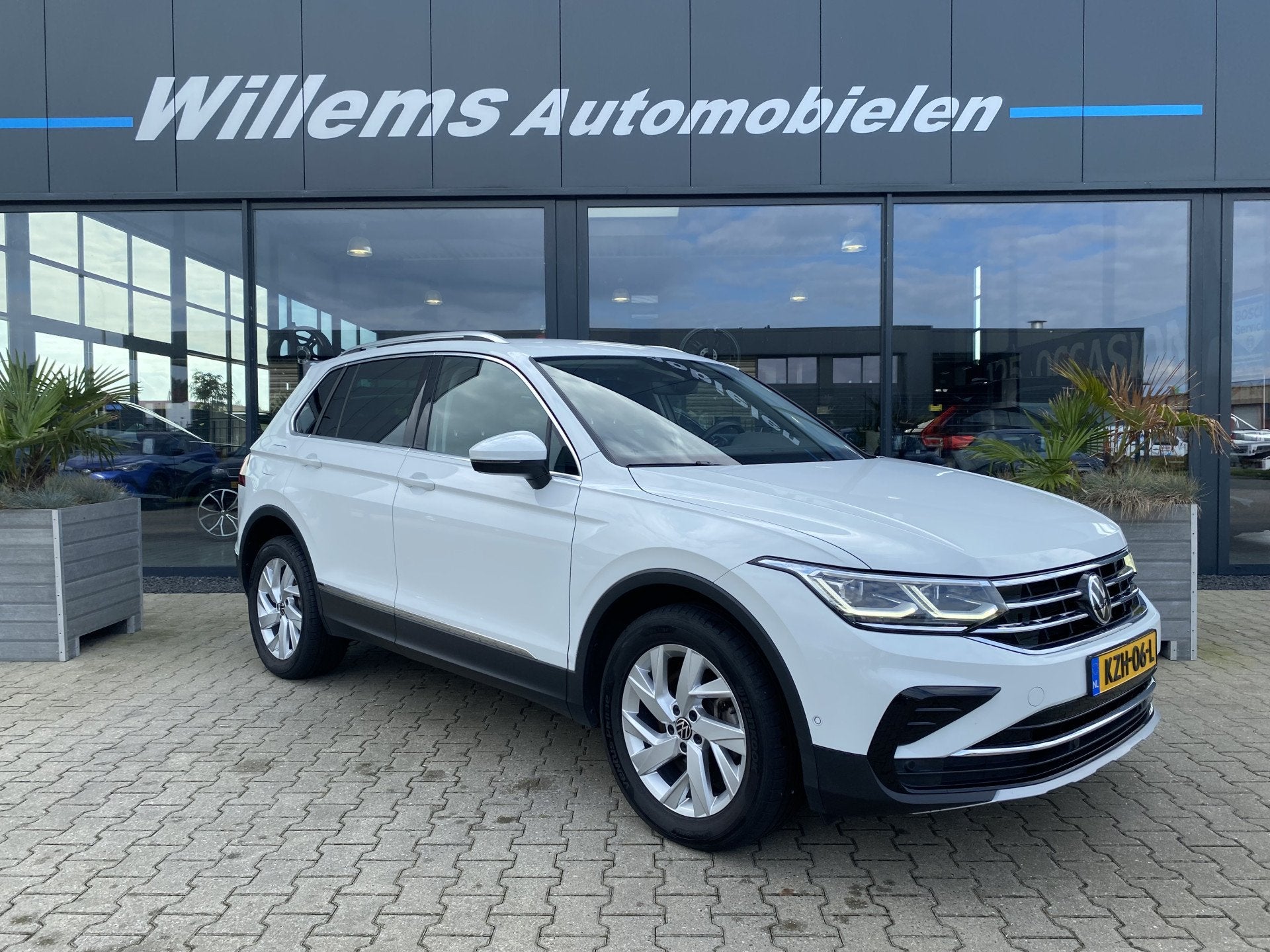 Volkswagen Tiguan 1.4 TSI eHybrid Business+ Trekhaak Wegklap, Auto's, 4 cilinders, Met garantie (alle), Alcantara, Wit