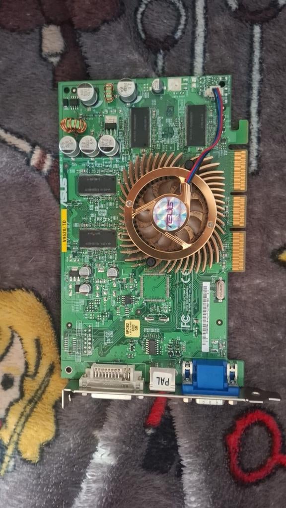 Asus v9520 td is een GeForce fx5200, Computers en Software, Videokaarten, Gebruikt, Nvidia, AGP, GDDR, Tv-Out, DVI, VGA, Ophalen of Verzenden