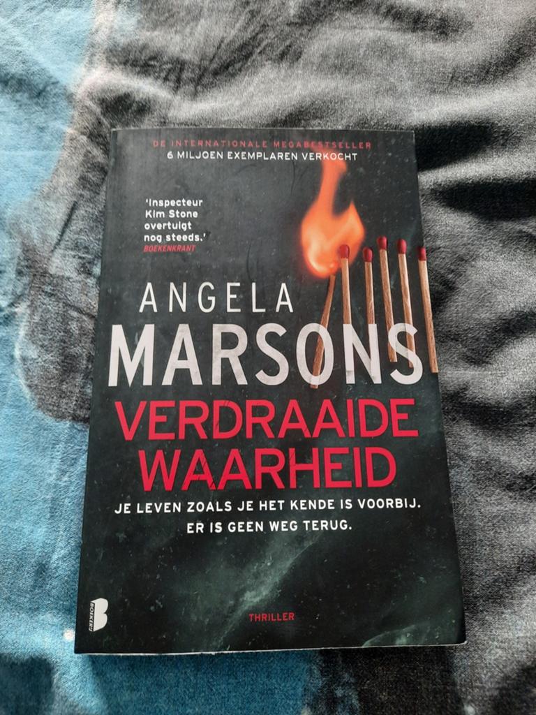 Angela Marsons - Verdraaide waarheid, Boeken, Thrillers, Zo goed als nieuw, Ophalen of Verzenden