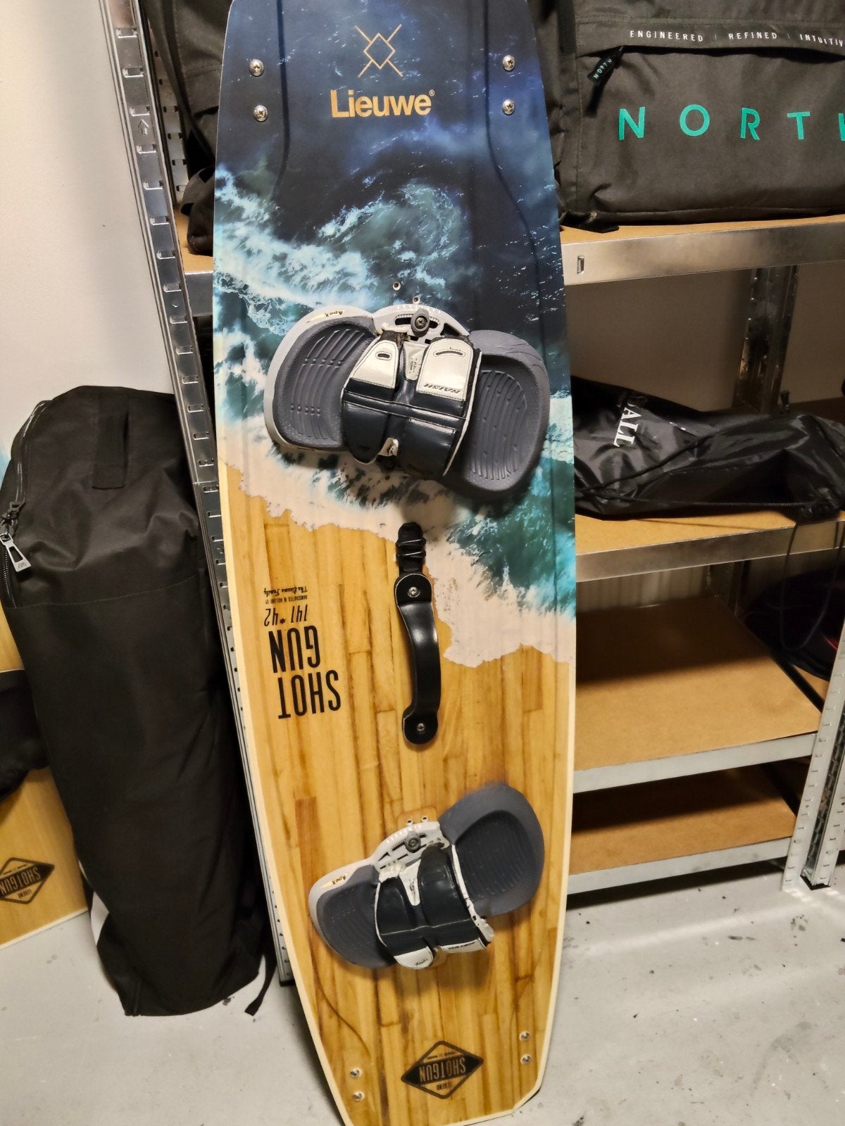 Lieuwe Shotgun Kiteboard 141*42 met bindingen, Watersport en Boten, Kitesurfen, Twintip, Ophalen of Verzenden, Gebruikt, 4 m² of minder