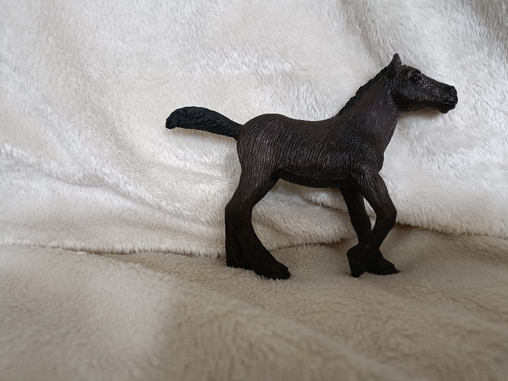 Een zwart kunststof "Schleich" paardje met haar structuur., Ophalen of Verzenden, Zo goed als nieuw, Dier