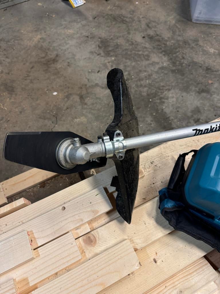 Makita Bosmaaier UR201C met Accu Pack - Krachtig en Draadloo, Ophalen, Zo goed als nieuw