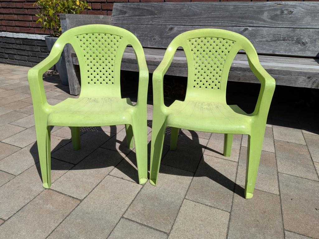 2 groene kunststof kinder tuinstoelen - gebruikt, Tuin en Terras, Ophalen, Gebruikt, Kunststof