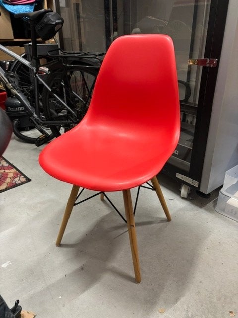 rode kunststof stoeltje eames styl, Ophalen, Kunststof, Gebruikt, Vier