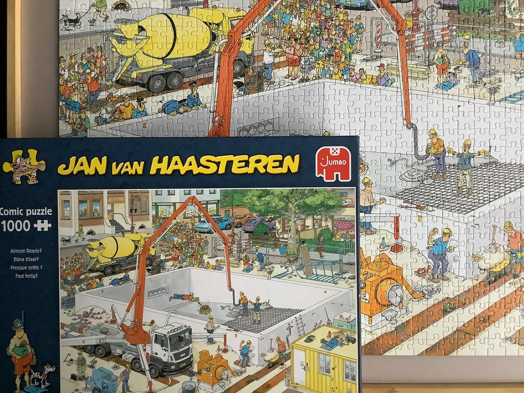 Jan van Haasteren  1000 (999) Bijna Klaar?, Hobby en Vrije tijd, Denksport en Puzzels, Ophalen of Verzenden, 500 t/m 1500 stukjes