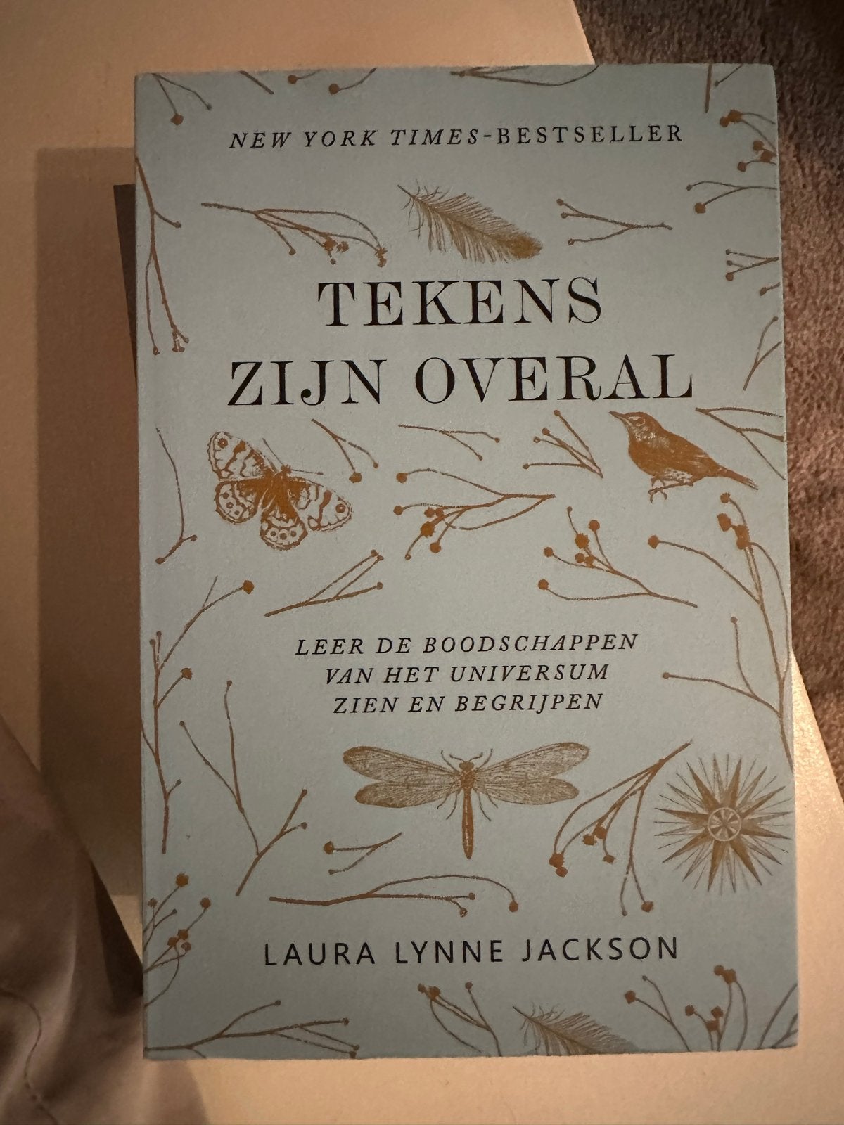 Tekens zijn overal - Laura Lynne Jackson, Ophalen of Verzenden, Zo goed als nieuw, Spiritualiteit algemeen, Achtergrond en Informatie