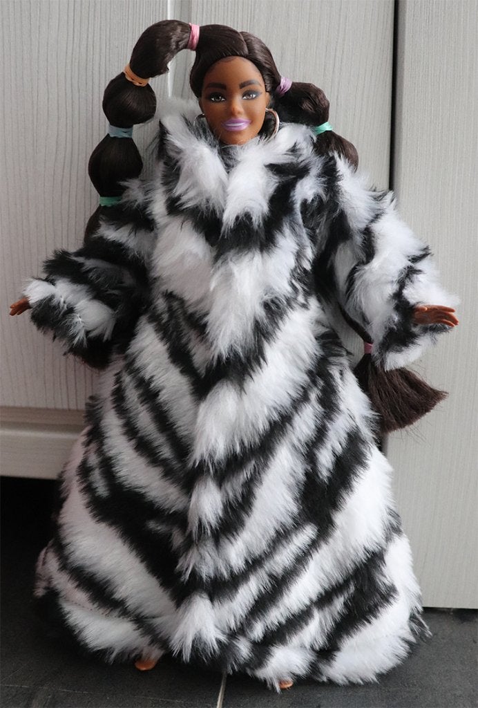 Barbie kleding nieuw - Lange jas bont zebra wit zwart Curvy, Ophalen of Verzenden, Nieuw, Barbie