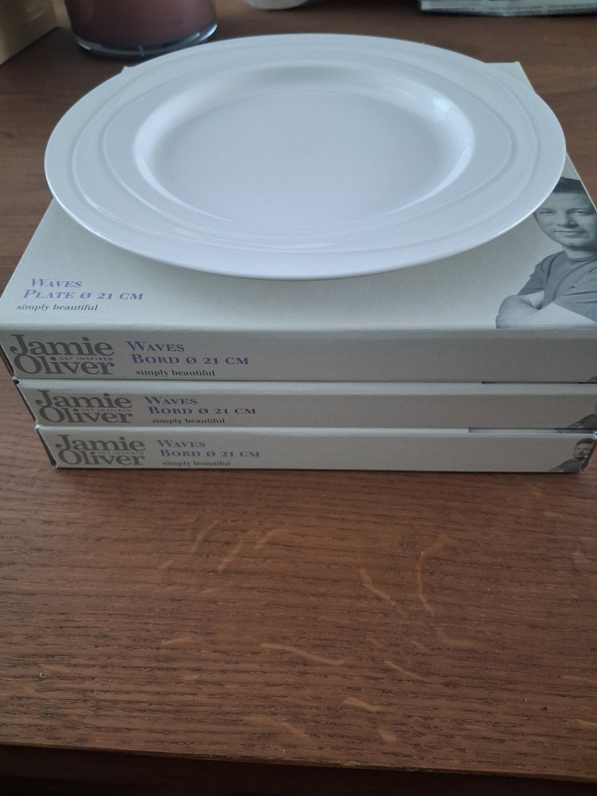 JAMIE OLIVER - 3 bordjes nieuw in doos! - 21 cm, Ophalen of Verzenden, Nieuw, Overige stijlen, Bord(en)