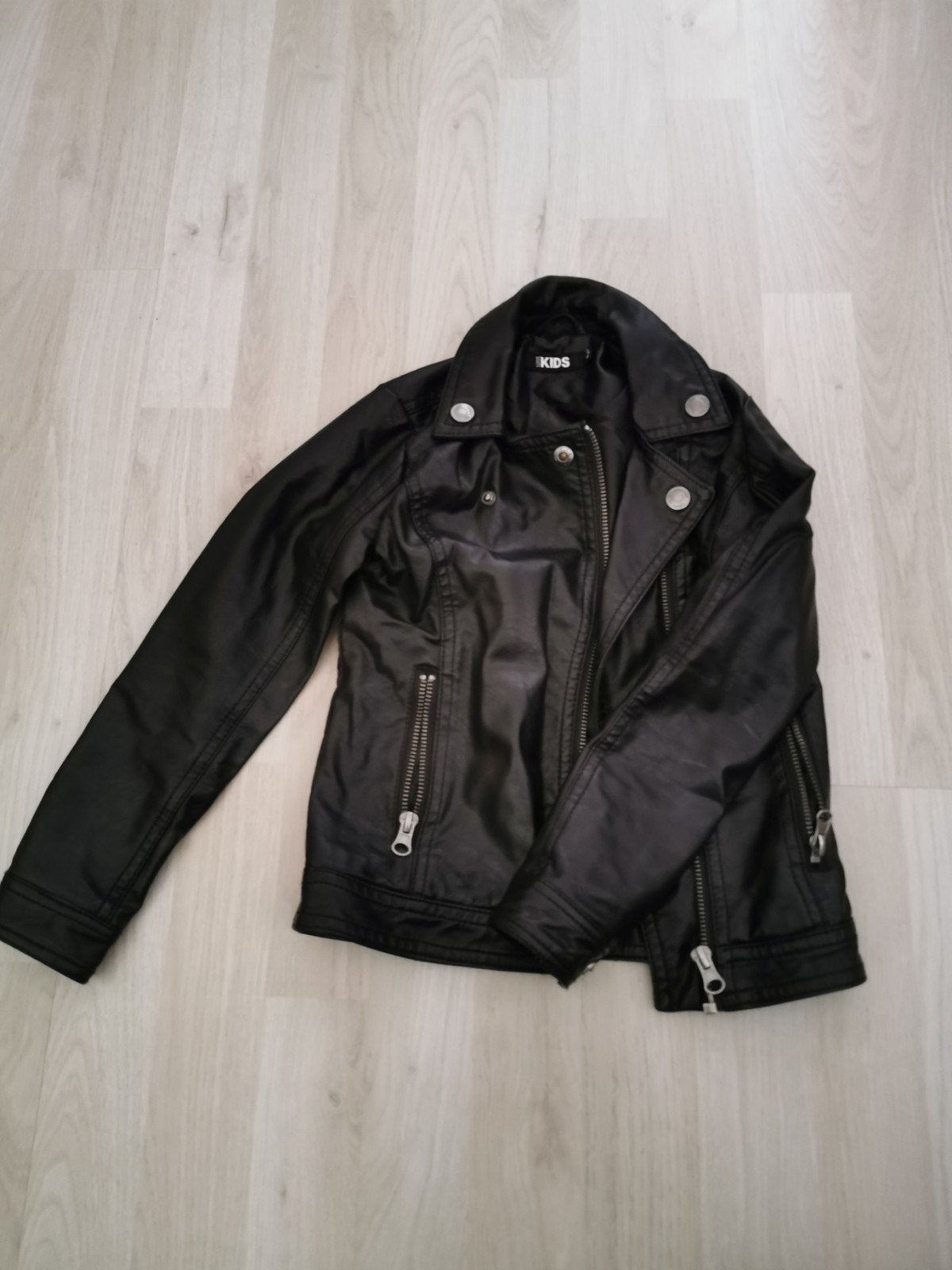 Stoere zwarte leren meisjes jas - maat 110/116, Kinderen en Baby's, Ophalen, Gebruikt, Meisje, KIDS