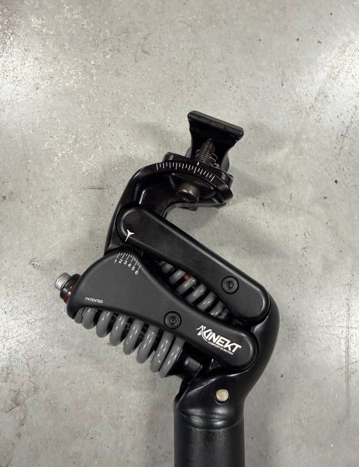 Kinekt verende zadelpen XR 31,6 cm met zwarte en gele veer, Fietsen en Brommers, Elektrische fiets, Ophalen of Verzenden, Zo goed als nieuw