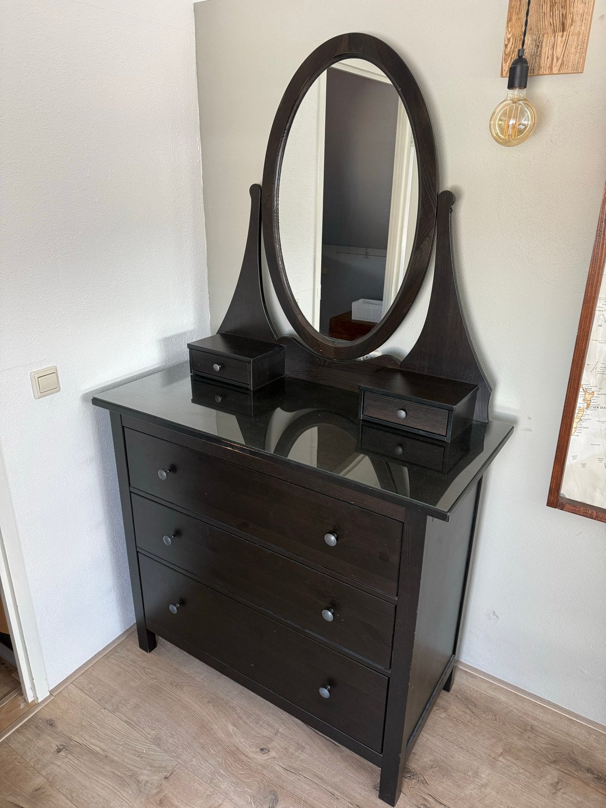 Donkerbruine Hemnes ladekast met spiegel, Ophalen, Gebruikt, 100 tot 150 cm, 50 tot 100 cm