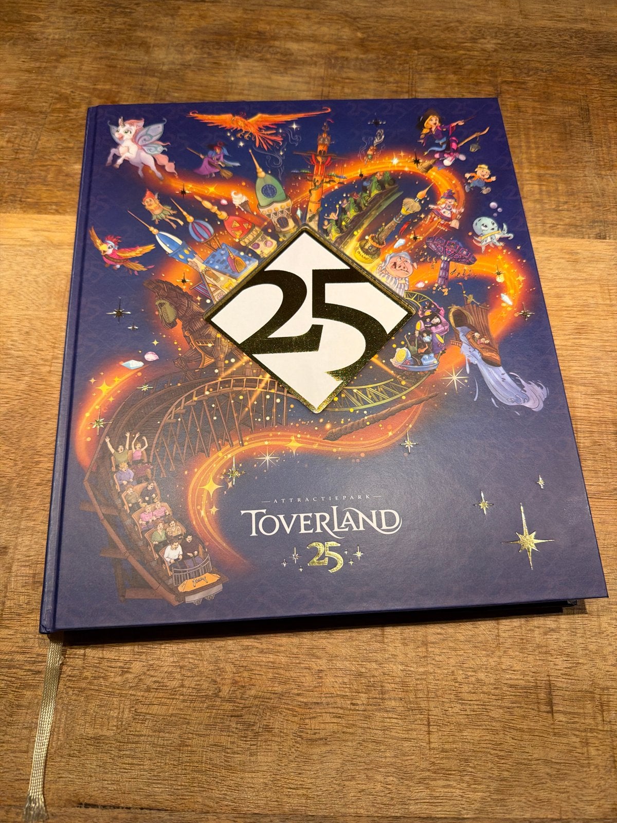 Attractiepark Toverland 25 Jaar Jubileumboek, Overige merken, Ophalen of Verzenden, Zo goed als nieuw, Reisgids of -boek