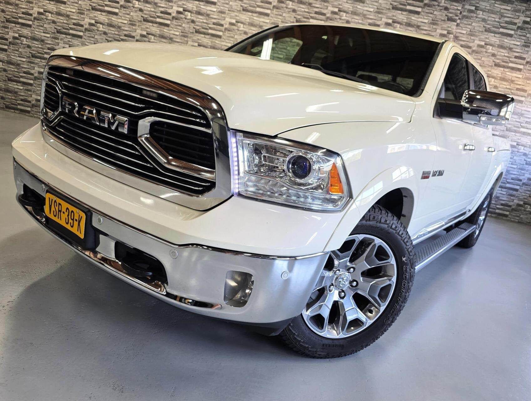Dodge Ram 1500 5.7 V8 HEMI Quad Cab 6'4 4x4 LPG Full options, Auto's, Automaat, Gebruikt, 5654 cc, Wit