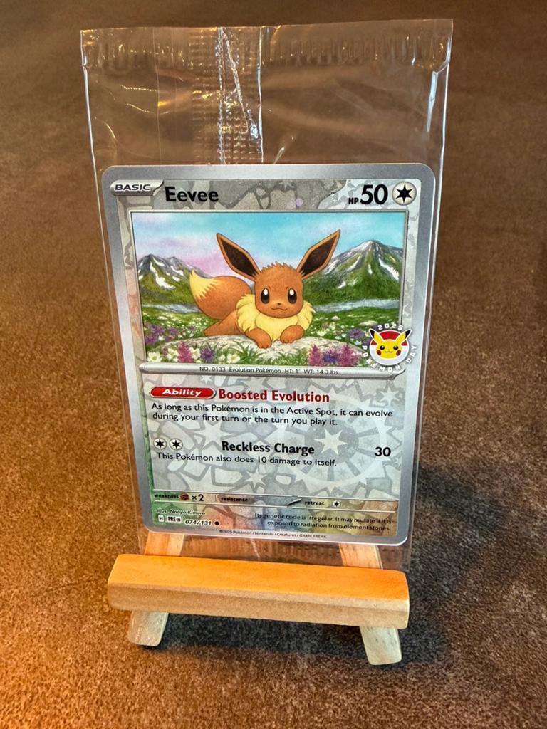 Eevee Sealed 74/131 Pokémon Day stamp Prismatic Evolutions, Ophalen of Verzenden, Zo goed als nieuw
