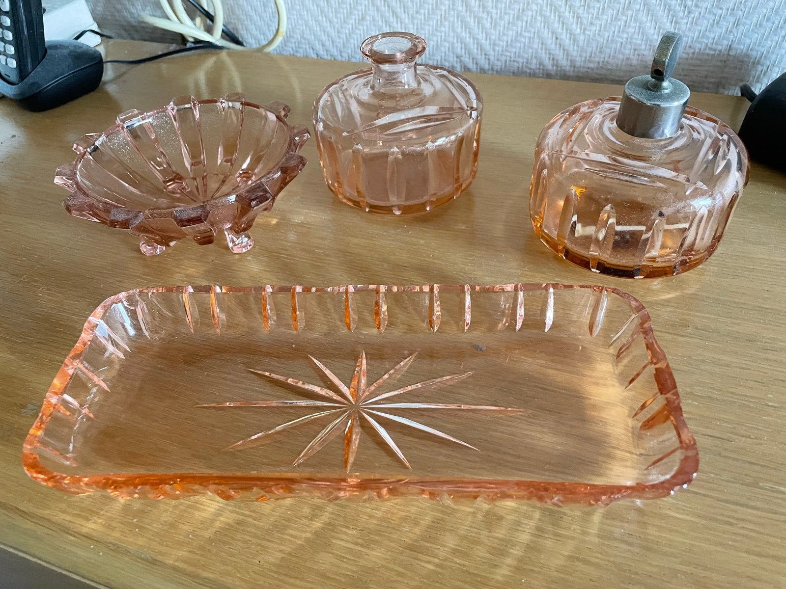 Vintage Roze Glas Set: Dienblad, Flesjes & Schaaltje, Antiek en Kunst, Ophalen of Verzenden