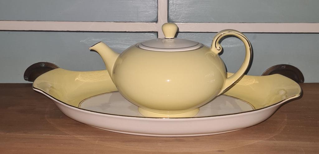 Mosa Maastricht pastel geel theepot en grote schaal, Ophalen of Verzenden