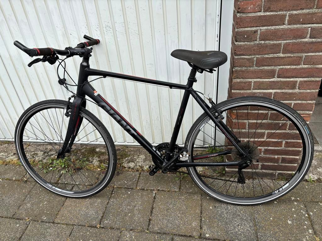 Giant On-Road Sportfiets met Shimano Deore en SPD pedalen, 28 inch, Gebruikt, Velgrem, Meer dan 20 versnellingen
