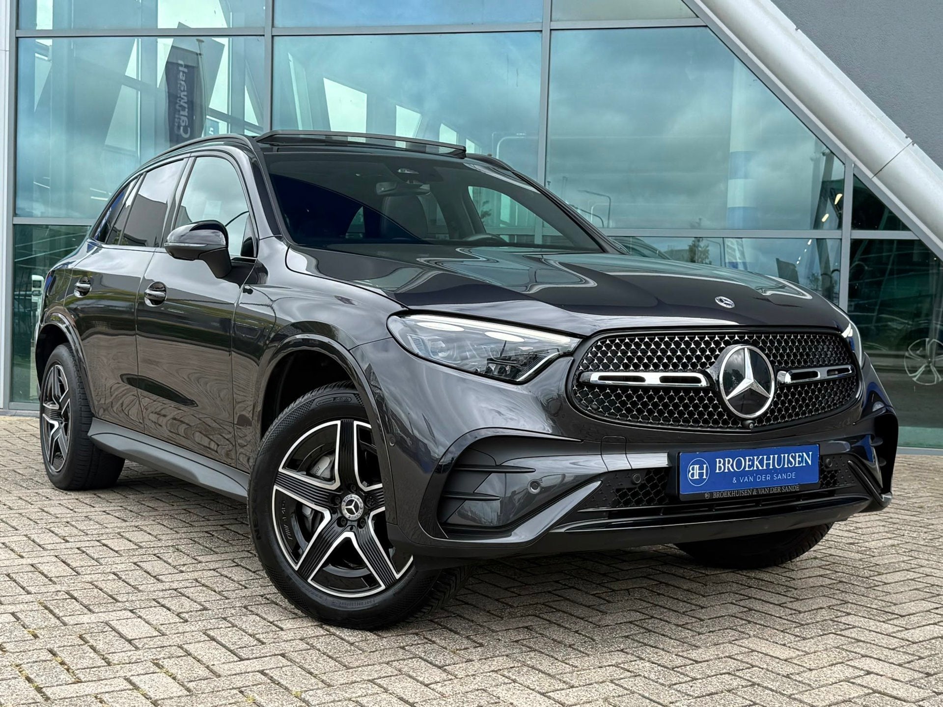 Mercedes-Benz GLC-klasse 300e 4MATIC AMG Line Night Pack / P, Auto's, Mercedes-Benz, Automaat, Gebruikt, Zwart, 2255 kg
