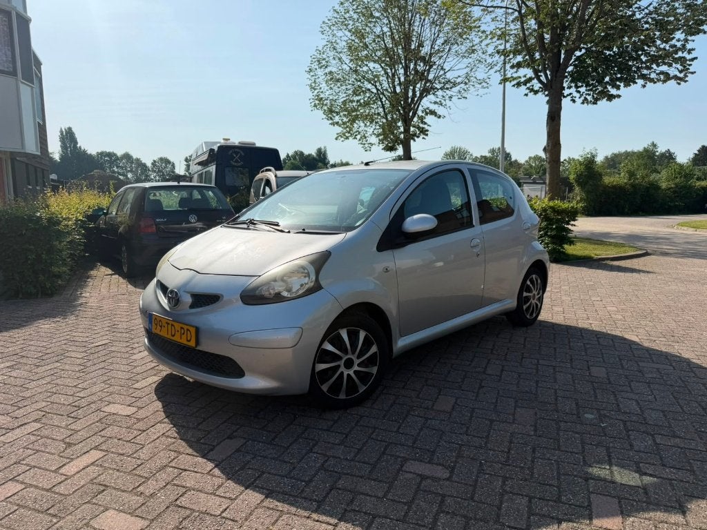 Toyota Aygo 1.0 12V Vvt-i 5DRS MMT Automaat 2006 Grijs, Stof, Zwart, 4 stoelen, 68 pk