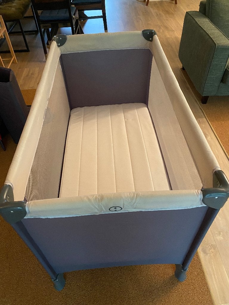 QUTE campingbedje Q-sleep + matras + matrashoezen, Ophalen, Zo goed als nieuw, Minder dan 140 cm, Matras
