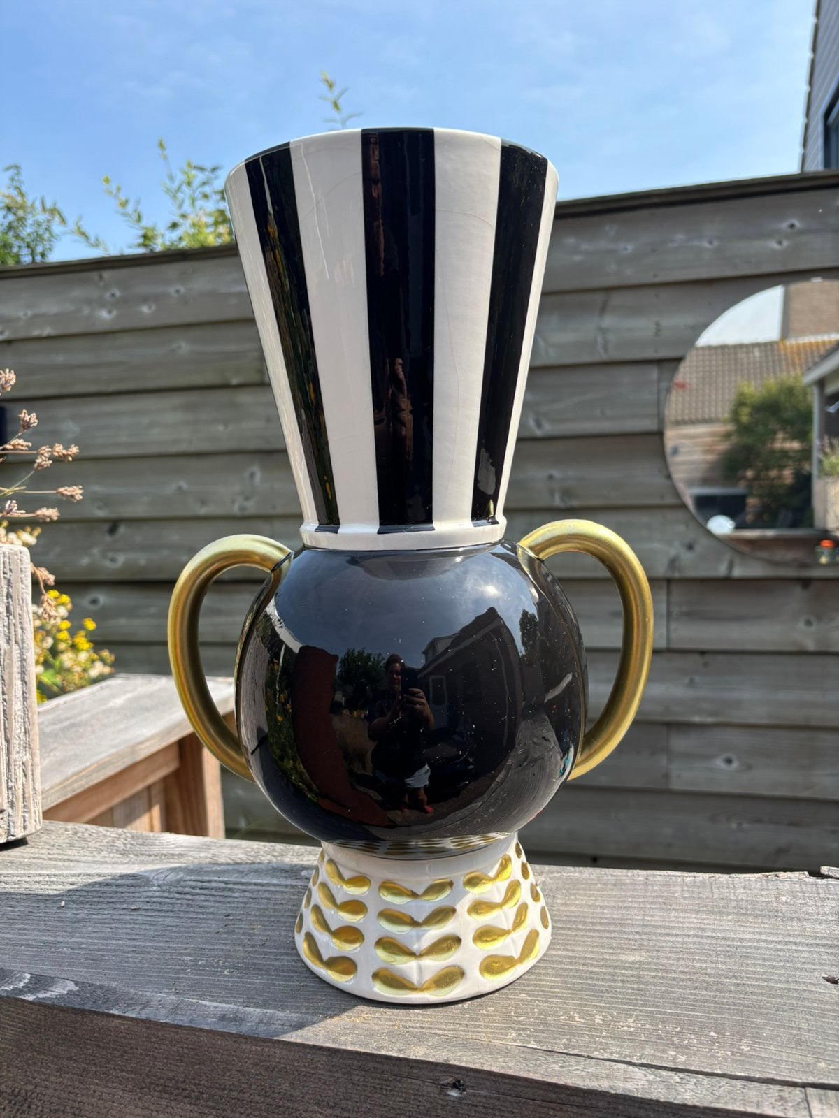 Zwart-witte vaas met gouden details, Ophalen