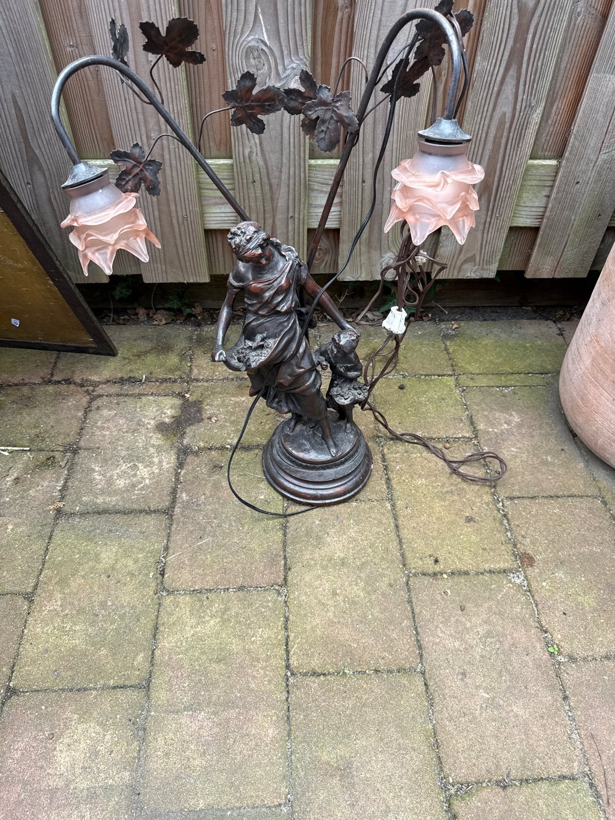 Antieke bronzen lamp met beeld en druivenranken, Ophalen of Verzenden