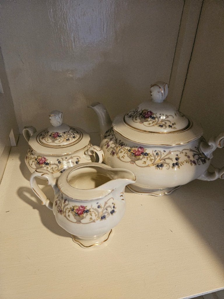 Ouderwetse theepot, suiker en melkkan, Ophalen, Gebruikt