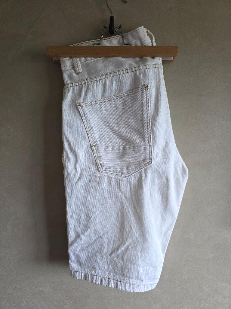Bershka korte broek maat 48, Maat 48/50 (M), Wit, Ophalen of Verzenden, Zo goed als nieuw
