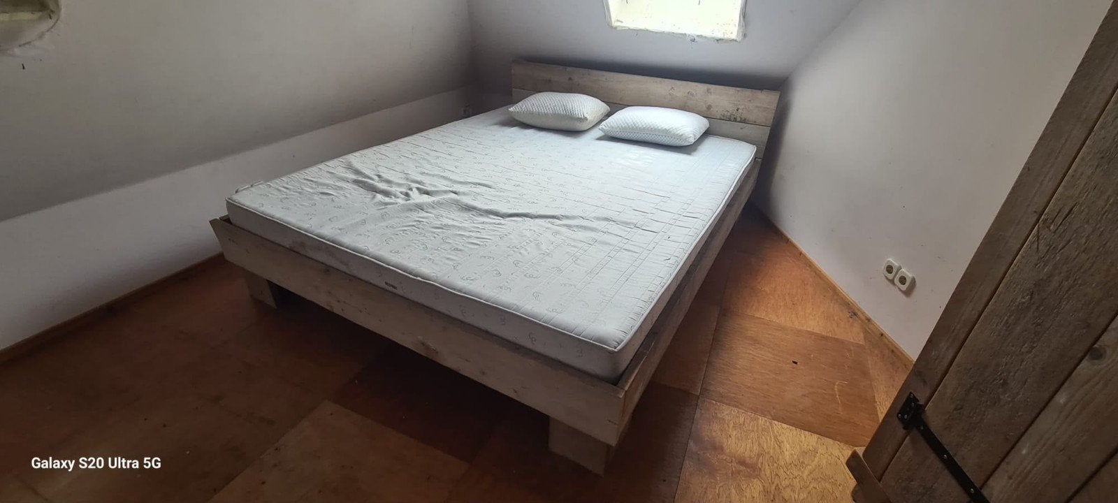 Steigerhouten bed 220x180 - Zo goed als nieuw, Ophalen