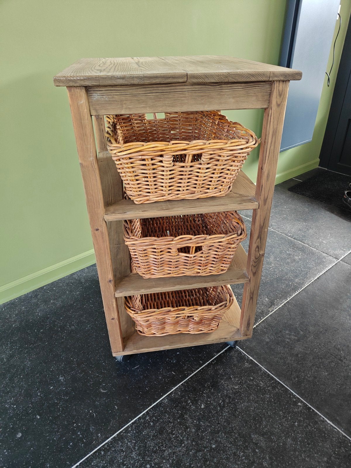 Houten opbergrek met rieten manden, Ophalen, Hout, Gebruikt, Landelijk