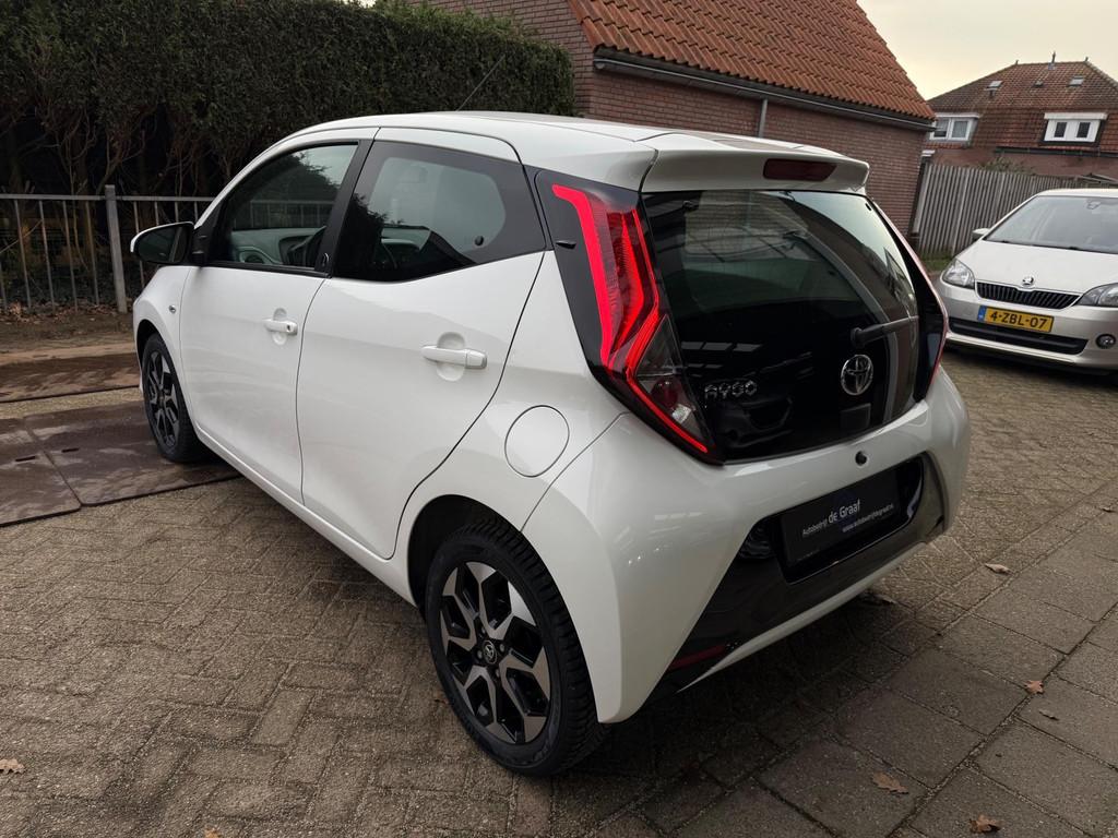 Toyota Aygo 1.0 VVT-i X-PLAY AUTOMAAT|CARPLAY/CAMERA | TEAM/, Gebruikt, 4 stoelen, Wit, Bedrijf