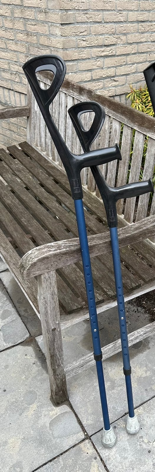 Elleboogkrukken blauw/zwart, Ophalen, In hoogte verstelbaar, Zo goed als nieuw