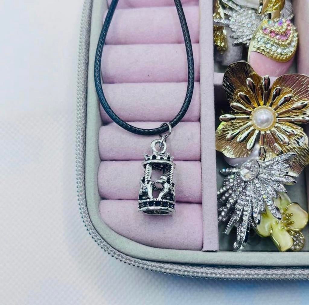 Zilverkleurige ketting met carrousel hanger, Nieuw, Ophalen of Verzenden, Zilver, Overige materialen