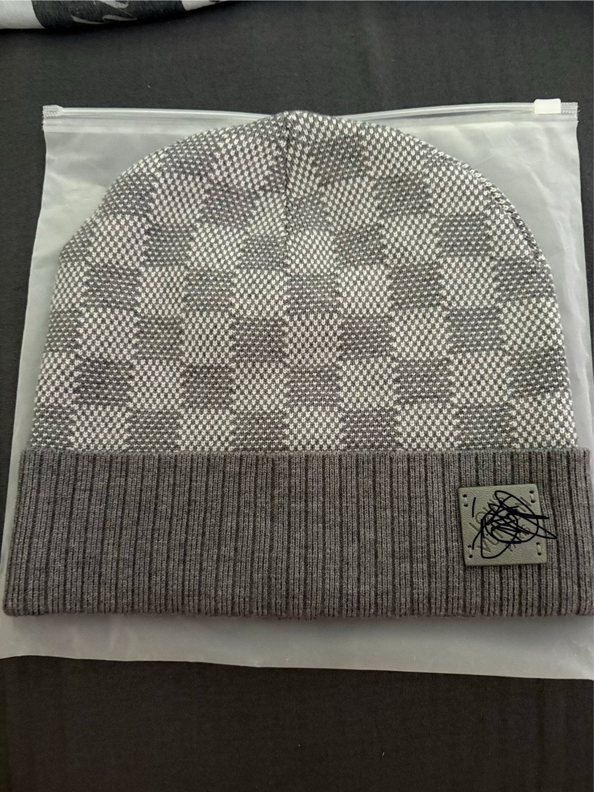 Stijlvolle grijze muts met dambordpatroon, Kleding | Dames, Mutsen, Sjaals en Handschoenen, Ophalen of Verzenden, Nieuw, Maat 38/40 (M)