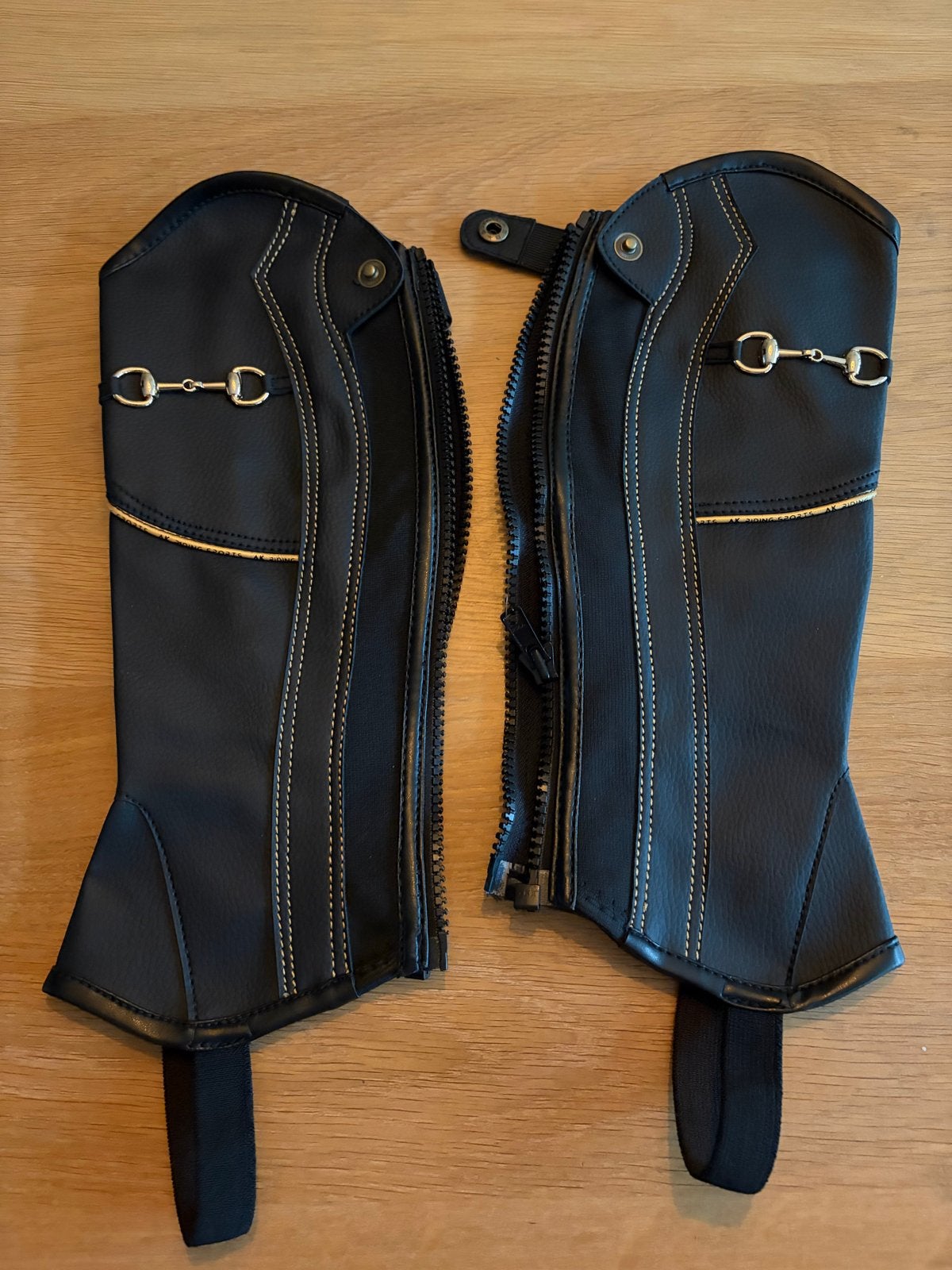 Nieuwe AK Riding Sports minichaps / paardrijchaps zwart, Dieren en Toebehoren, Ophalen of Verzenden, Nieuw, Dressuur, Bovenkleding