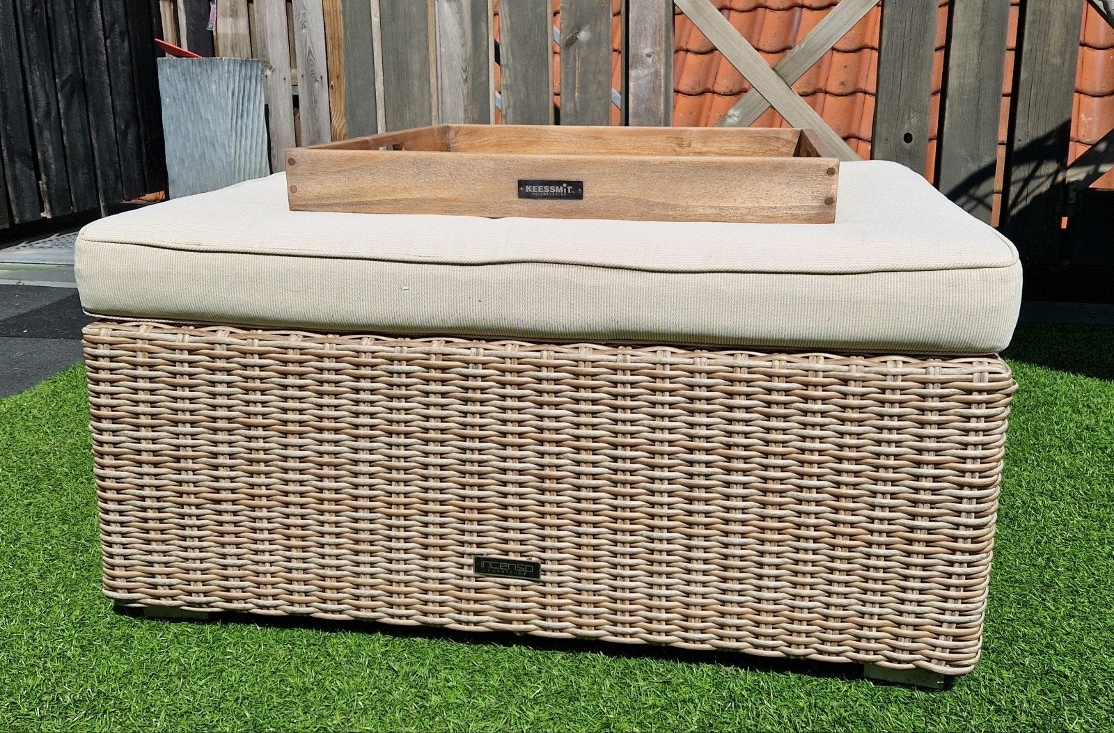 Tafel buiten Intenso, Ophalen
