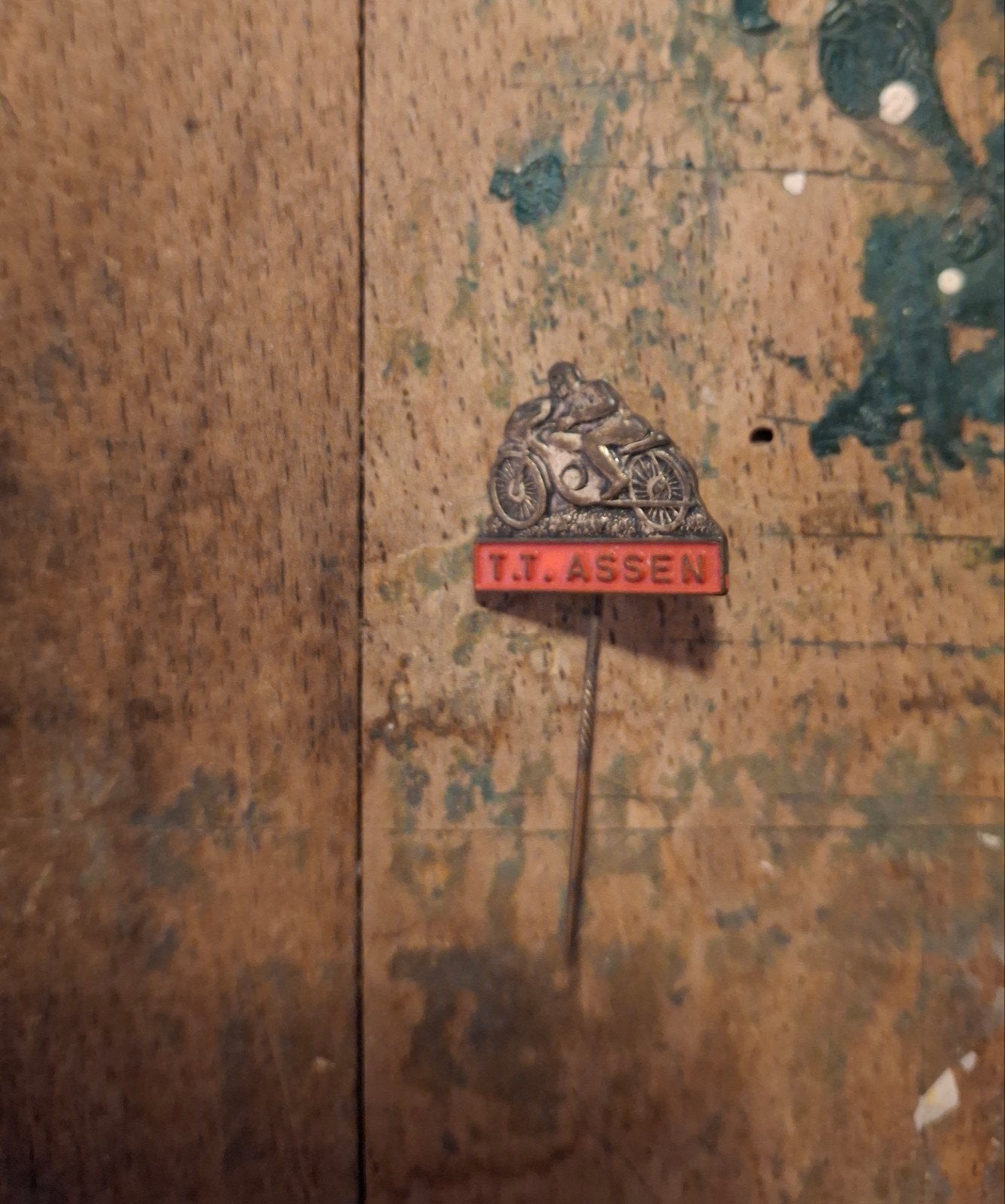 Vintage Speldje T.T. Assen - Motorrace Pin, Verzamelen, Ophalen