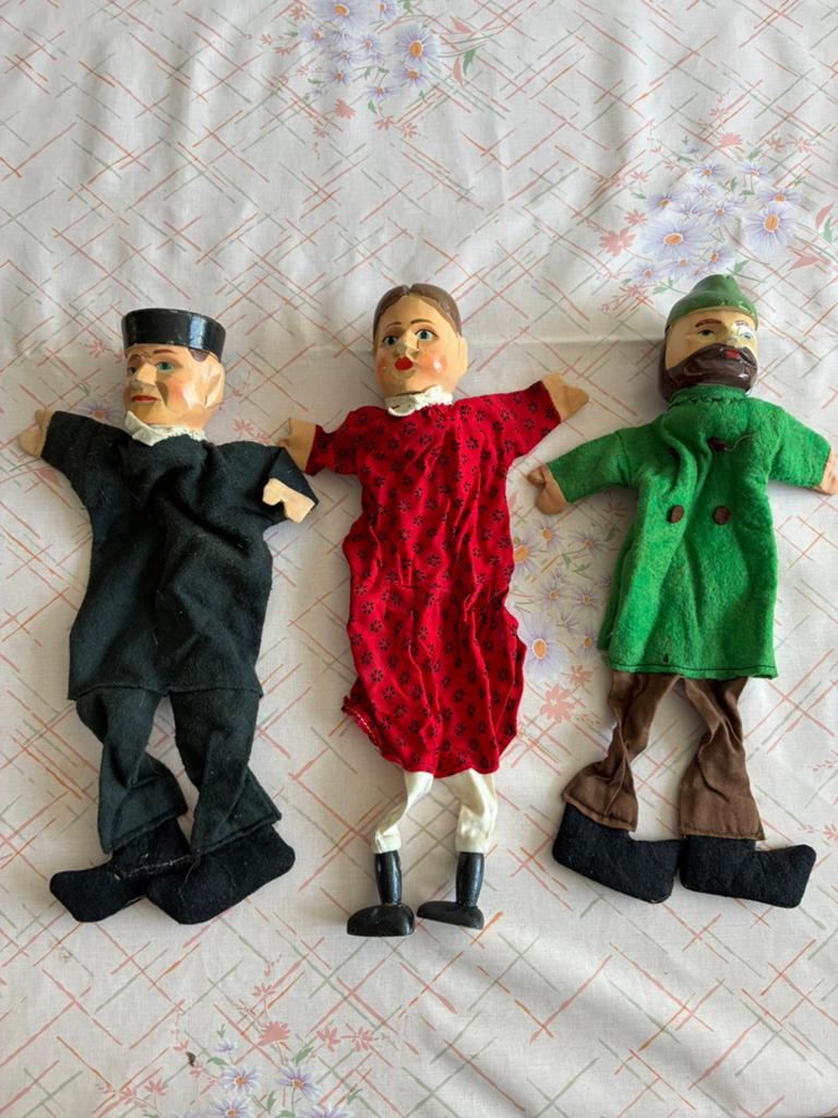 Oude poppenkast  poppen met houten hoofd, Ophalen of Verzenden, Gebruikt, Overige typen